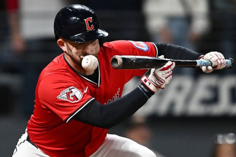 David Fry abandona el juego tras recibir un pelotazo en la cara en la victoria de Guardianes sobre Tigres