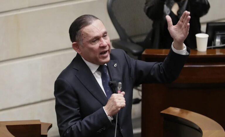 Expresidente del Senado anuncia candidatura presidencial en Colombia para 2026