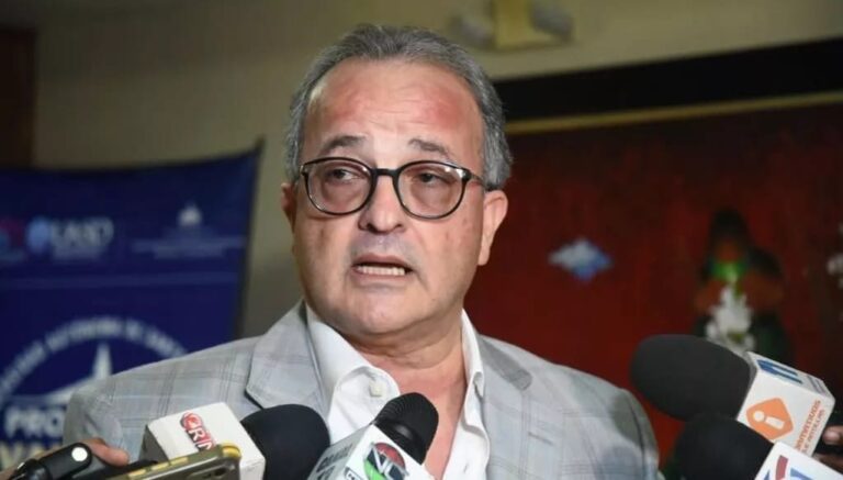 Fernando Caamaño: “Abinader viola la ley en caso Senasa; qué pasó con los US13 millones; hay gente con doble cobertura”viola la ley en caso Senasa;