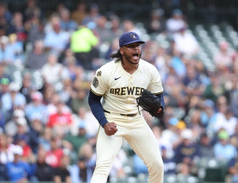 Freddy Peralta logra su tercera temporada consecutiva con 200 ponches; se une a Martínez, Marichal y Soto