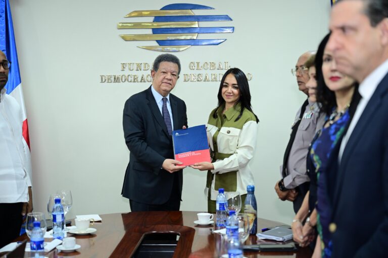 Leonel Fernández recibe en Funglode a Faride Raful y a la Comisión de Reforma Policial