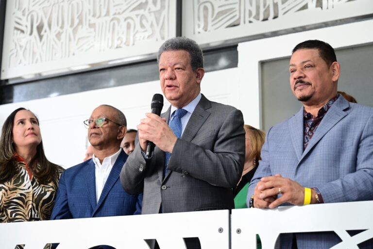 Leonel asegura desde Nueva York que el PRM ha colapsado los servicios públicos: “los hospitales están más enfermos que los pacientes”