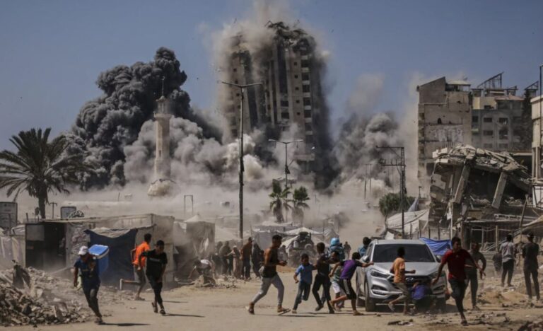 Israel apunta a los edificios altos de Gaza y le insta a los hambrientos a ir a zona humanitaria que designó en el sur