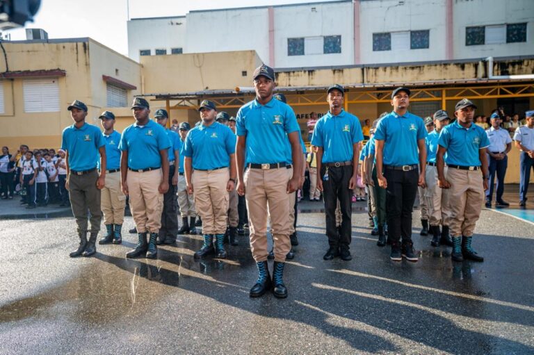 Jóvenes del barrio Capotillo inician entrenamiento del Servicio Militar Voluntario del MIDE