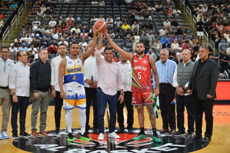 Ministro Kelvin Cruz hace saque de honor en juego Mauricio Báez vs Bameso en Prudential Center, New Jersey