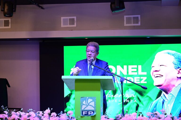 Leonel Fernández juramenta nuevos miembros en la Fuerza del Pueblo en Boston, Massachusetts