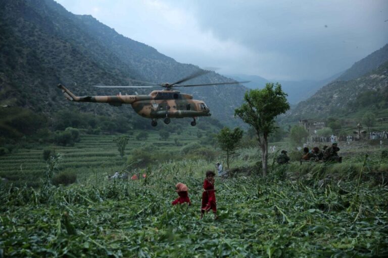 Pasan de 1.100 los muertos y 3.200 los heridos por el terremoto en Afganistán