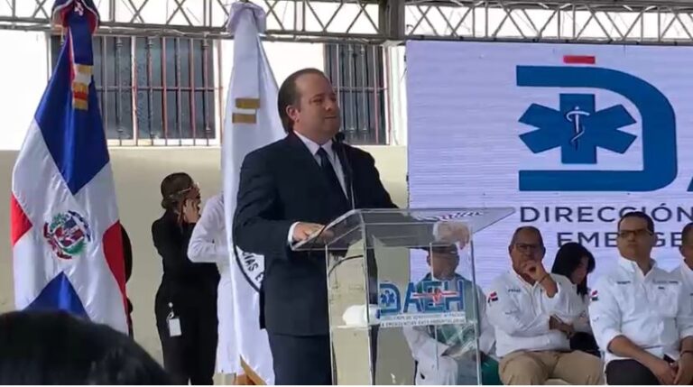 Ministro de la Presidencia anuncia ampliación Sistema 911 en Pedernales durante entrega de 46 nuevas ambulancias a la DAEH