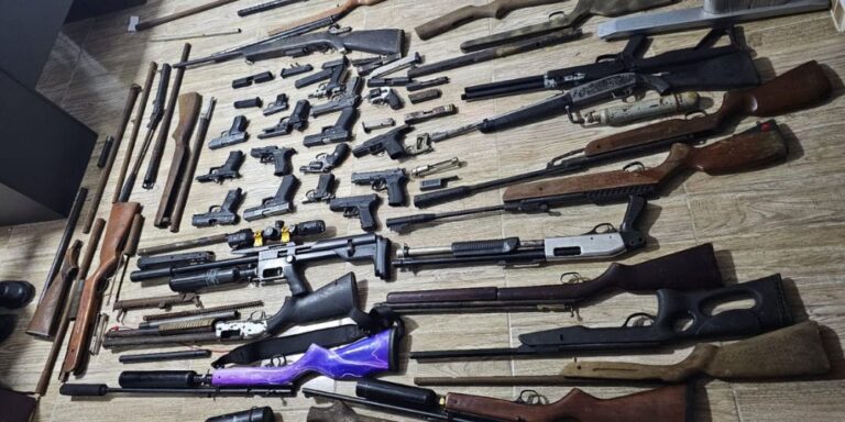 Policía y Ministerio Público desmantelan armería clandestina y ocupa 33 armas en San Cristóbal
