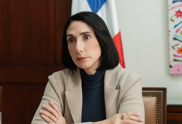 Primera Dama Raquel Arbaje exhorta denunciar el abuso y maltrato infantil