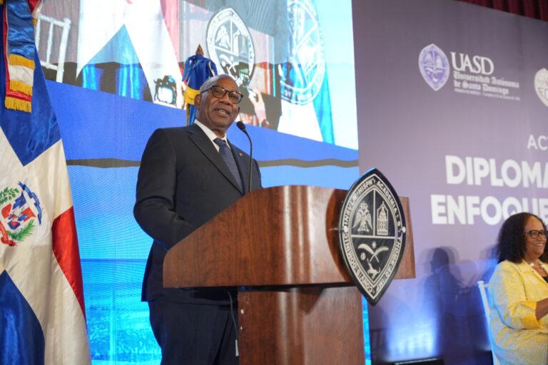 Rector de la UASD destaca compromiso docente en graduación de 2,411 profesores del Diplomado en Enfoque por Competencias