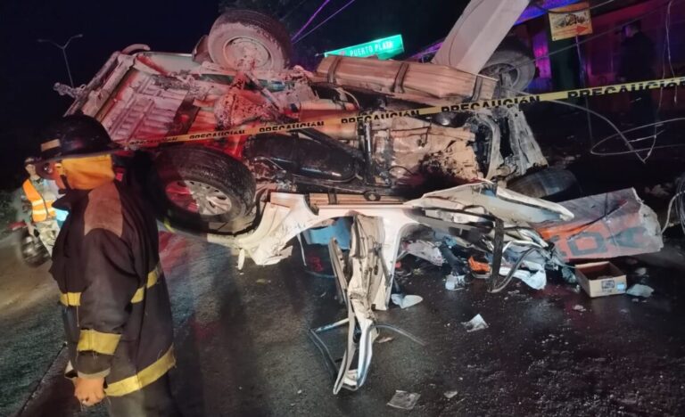 Tres adolescentes mueren y cinco adultos resultan heridos en accidente de tránsito en Santiago