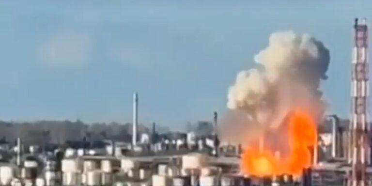 Ucrania bombardeó una importante refinería de petróleo en Rusia