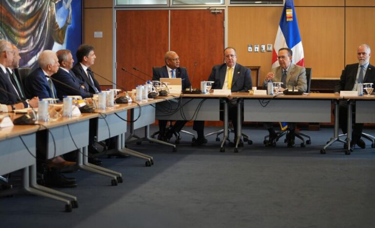 Valdez Albizu pronostica recuperación gradual de economía durante reunión con líderes bancarios