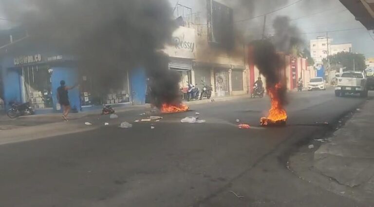 Residentes de Las Palmas de Herrera protestan con quema de gomas por falta de agua y apagones