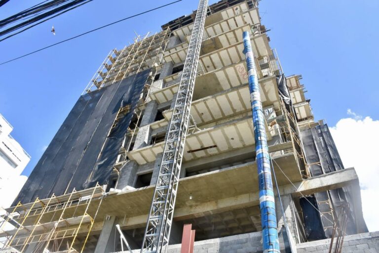 Ministerio de Trabajo paraliza construcción de 15 torres de 33 inspeccionadas en el Distrito Nacional