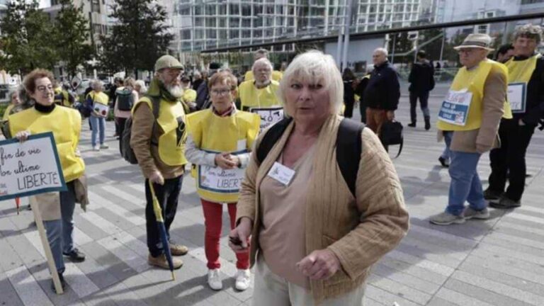 Tribunal de París juzga a doce activistas acusados de facilitar suicidios asistidos