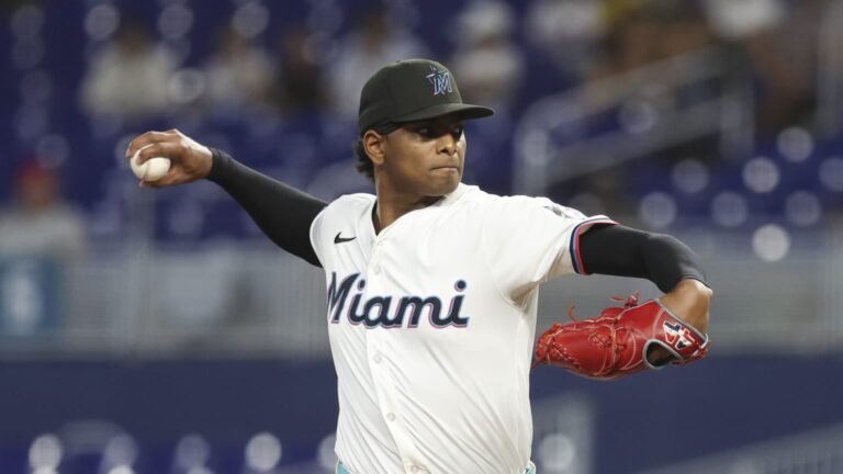 Marlins colocan a Edward Cabrera en lista de lesionados por esguince en el codo