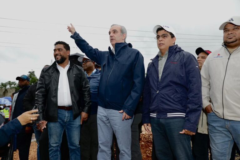 Presidente Abinader supervisa funcionamiento de la cañada saneada por el Gobierno, en visita al distrito municipal Villa Linda