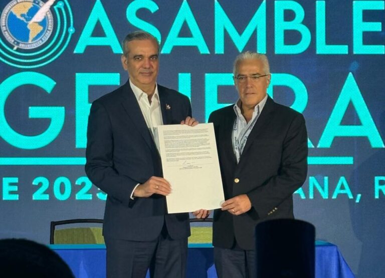 Presidente Abinader dice que un gobierno que teme a la prensa, teme a la verdad