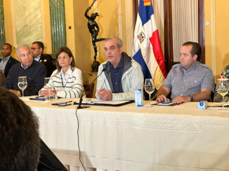 Aumentan a 12 provincias en alerta roja, gobierno mantiene suspensión de labores y docencia