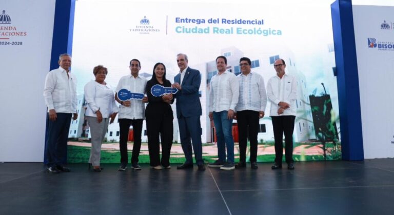 Presidente Abinader entrega 488 apartamentos en Santo Domingo Este