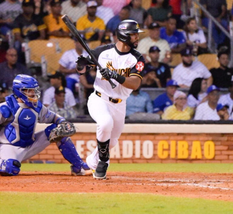Águilas blanquean 4-0 al Licey en su primer enfrentamiento de la temporada