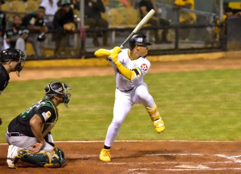 Águilas conectan 20 imparables y vuelven a apagar a las Estrellas