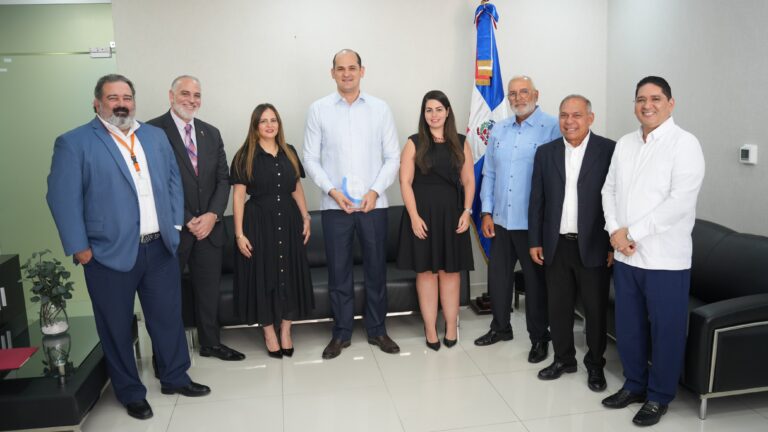 Asociación de Suplidores de Medicamentos reconoce liderazgo y eficiencia de Adolfo Pérez durante su gestión en PROMESE/CAL