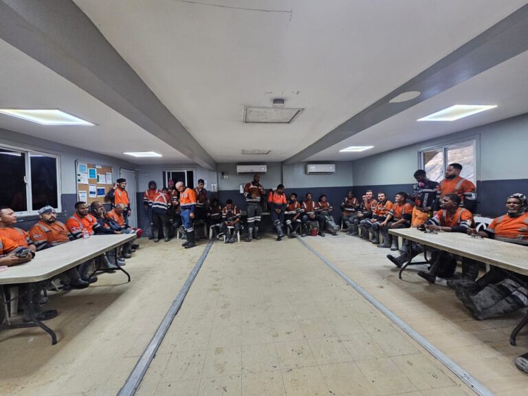 Energia y Minas informa salen 80 trabajadores mineros de Cormidom que estaban atrapados