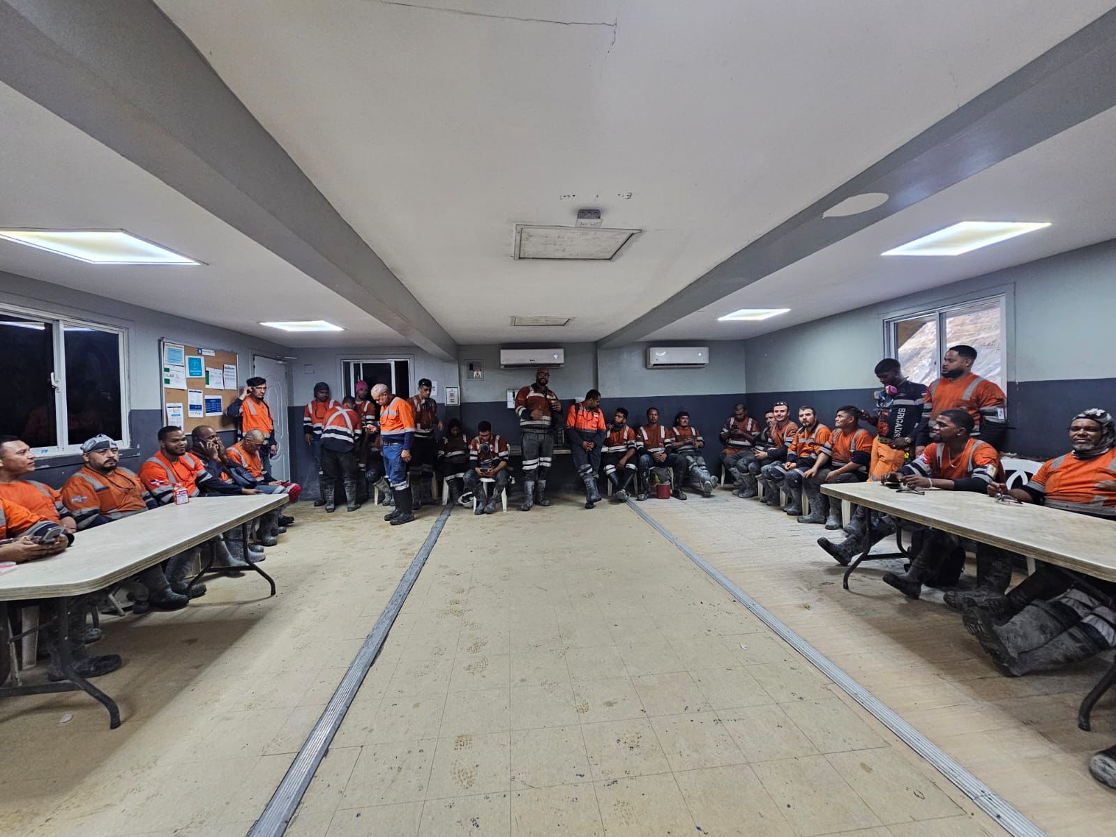 Energia y Minas informa salen 80 trabajadores mineros de Cormidom que estaban atrapados