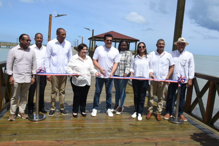 Ministro de Turismo, David Collado, entrega reconstruido muelle turístico de Miches