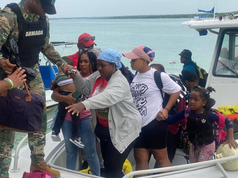 Ministerio de Defensa, a través de la Armada, ejecuta operativo de evacuación en Isla Saona ante los efectos de la tormenta Melissa