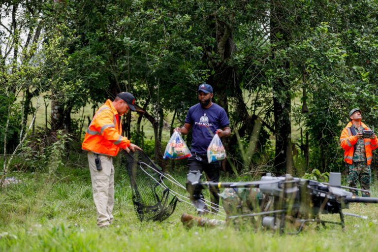Drones del 911 son utilizados para realizar entrega de kits de raciones crudas a familias incomunicadas en Santo Domingo Norte