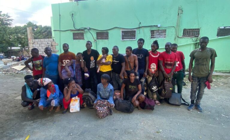 Ejército apresa en Valverde tres vehículos repletos de haitianos indocumentados