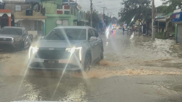 Lluvias provocan inundaciones y caos en el tránsito en municipios de Santiago