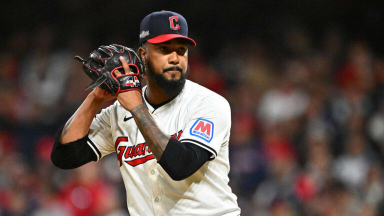 Guardianes de Cleveland niegan permiso a Emmanuel Clase para lanzar en Venezuela