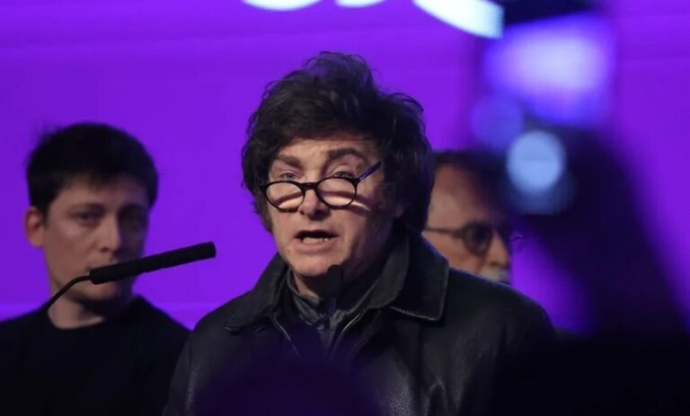 La imagen negativa de Javier Milei sube a 63 % a tres semanas de los comicios en Argentina, según un sondeo