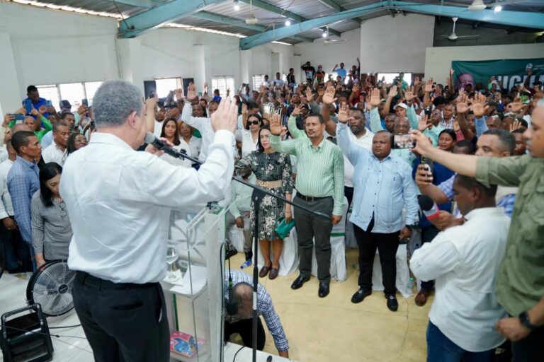 Leonel juramenta exdirigentes del PRM y PLD que se suman a la FP en San Cristóbal