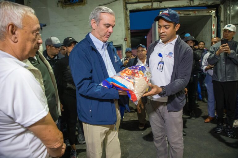 Presidente Luis Abinader supervisó los alimentos que se están entregado a las poblaciones en alerta roja ante el paso de la tormenta Melissa