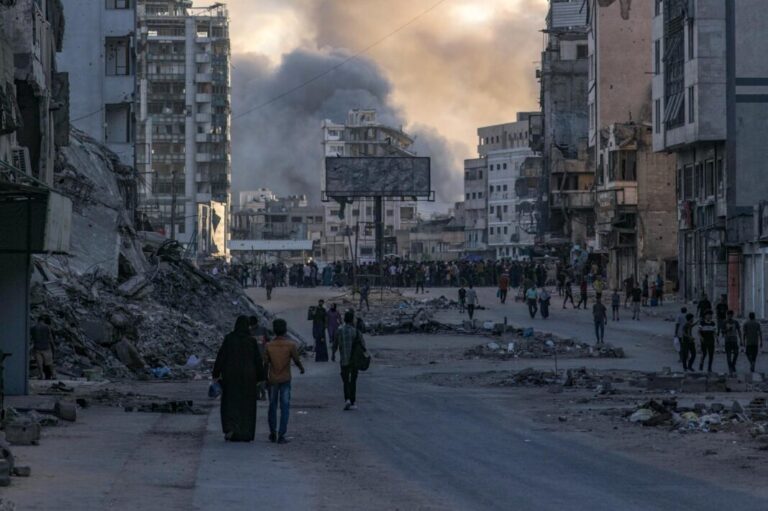 Israel bombardea Gaza y causa al menos 6 muertos dos años después del ataque de Hamás