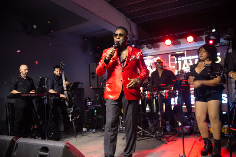 ¡CONSAGRACIÓN TOTAL! JAVIER, «EL NEGRO DE LA SALSA», DESLUMBRA EN UN ‘SOLD OUT’ CON SU SHOW ÉPICO DE DOBLE ORQUESTA