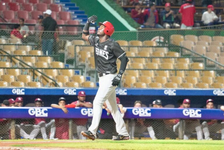 Jonrones de Lake y Maldonado guían al Escogido a su tercera victoria consecutiva