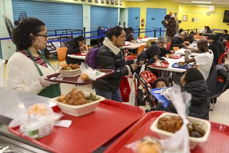 Cierre de Gobierno de Estados Unidos haría que 10 millones de latinos pierdan sus vales de comida