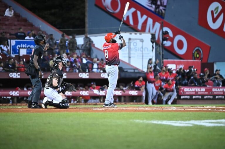 Leones del Escogido aplastan a los Gigantes del Cibao en San Francisco