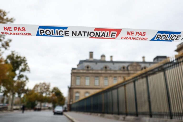 El Louvre permanece cerrado este lunes tras el robo de las joyas