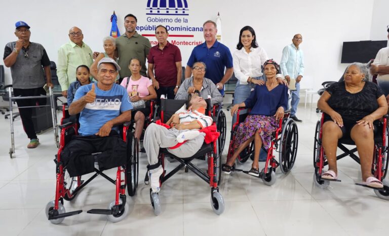 Nelson Cruz entrega en Montecristi sillas de rueda donadas por Wheelchair Foundation y Cruz Jiminián