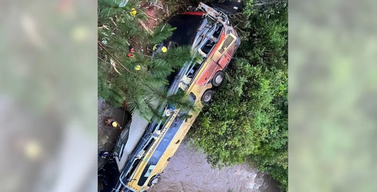 Ocho muertos y varios heridos al caer un ómnibus desde un puente en Argentina
