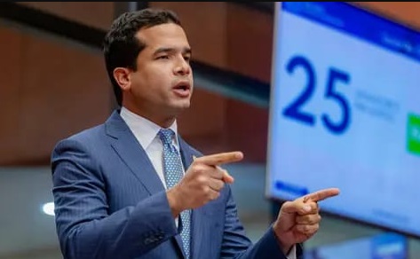 Omar Fernández defiende se libere de impuestos salarios por debajo de RD$52,000