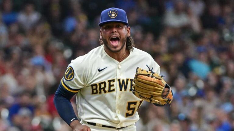 Dominicano Peralta logra el triunfo para Milwaukee y Chourio sale lesionado